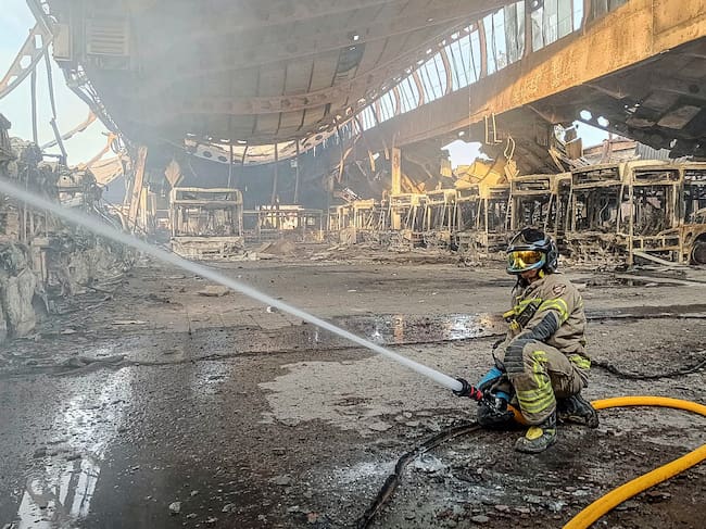 BURGOS, 21/04/2026.- Un grave incendio declarado a las 02:30 horas de esta madrugada ha devorado las cocheras del servicio municipal de autobuses urbanos de Burgos, ubicadas en la carretera Poza, con daños económicos muy cuantiosos pero sin causar daños personales, ha informado el Ayuntamiento.El incendio, cuyas causas se desconocen, ha afectado a gran parte de las dependencias, así como a la flota de autobuses urbanos, con 39 vehículos afectados, y solo se han salvado las oficinas del complejo. EFE/ Santi Otero