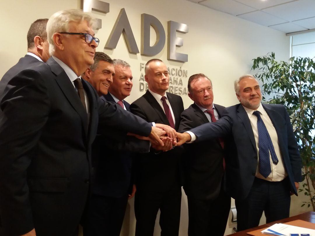 Los empresarios de Galicia, Asturias, León, Zamora y Salamanca firman el Pacto de Oviedo y constituyen la alianza empresarial del Noroeste, en la sede de la Federación Asturiana de Empresarios.