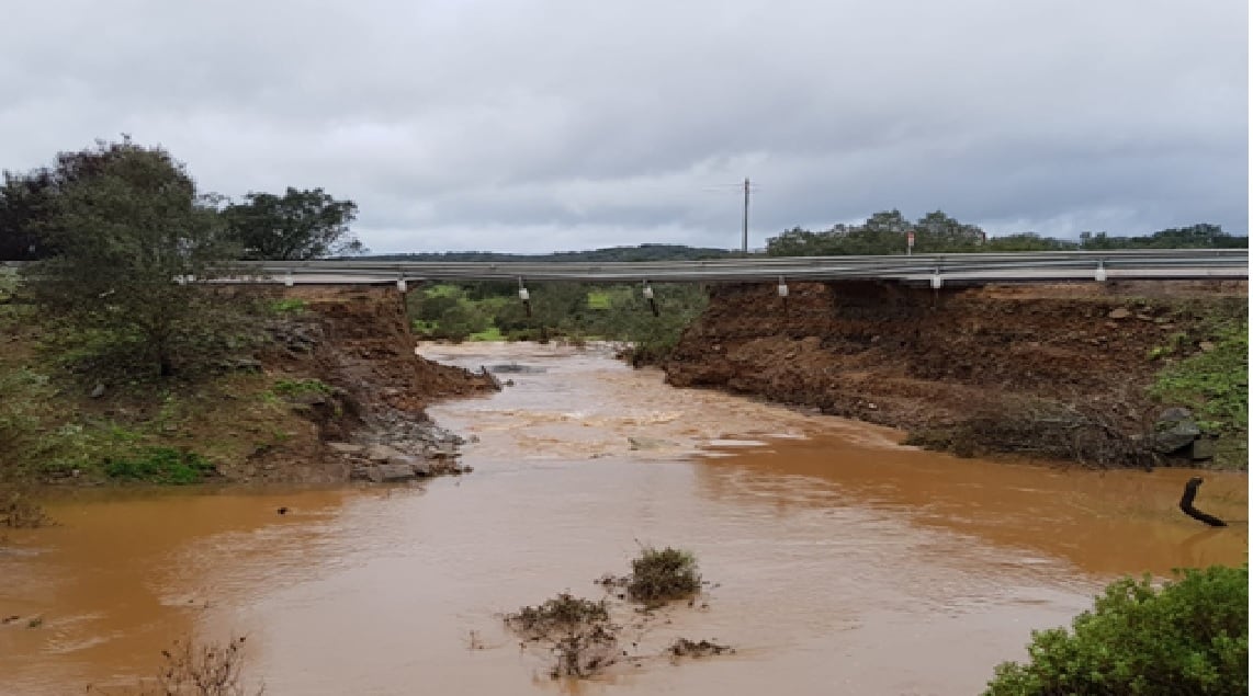 Socavón en la carretera Cáceres- Badajoz