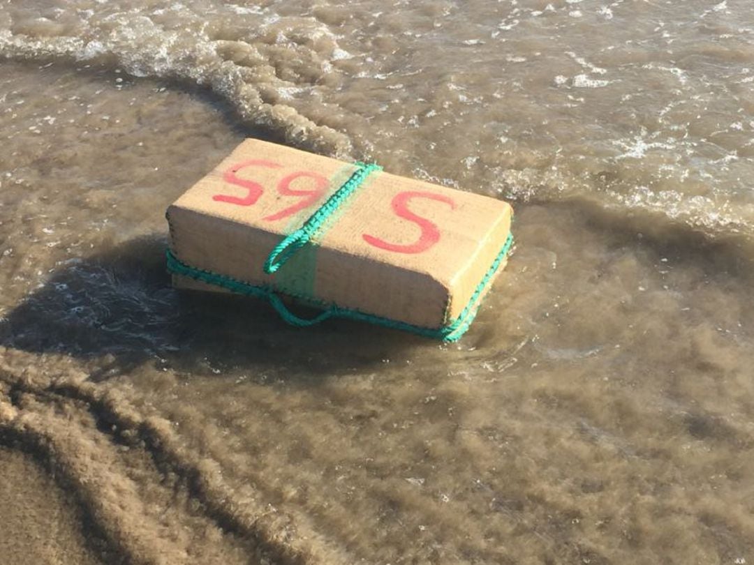 Imagen de archivo de un paquete de hachís encontrado en el mar.