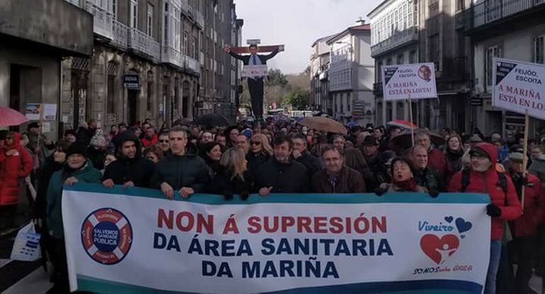 Miembros de la Plataforma na Defensa da Sanidade Pública de A Mariña en la manifestación en Santiago