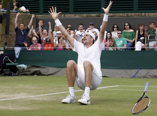 El tenista estadounidense John Isner al término del partido contra el francés Nicolas Mahut al que venció por 70-68 en el quinto set y tras algo más de once horas de partido