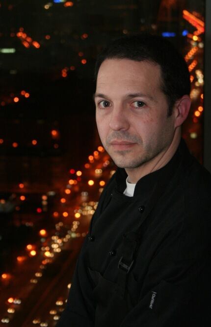 El chef del Espacio 33, Daniel Napal, frente a uno de los ventanales que dan al Paseo de la Castellana de Madrid.