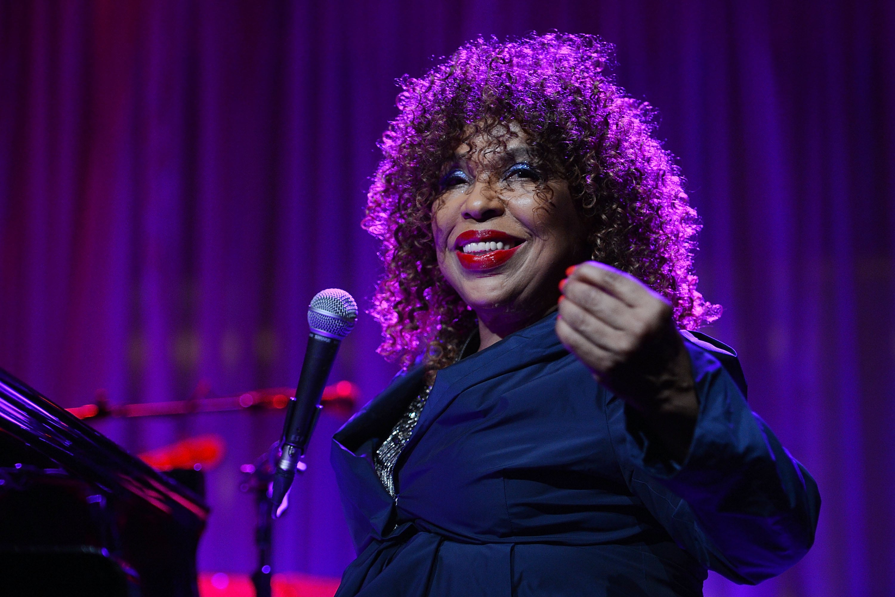 Imagen de la cantante Roberta Flack en una actuación en 2012