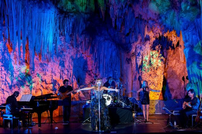 Pastora Soler en su concierto en las Cuevas de Nerja