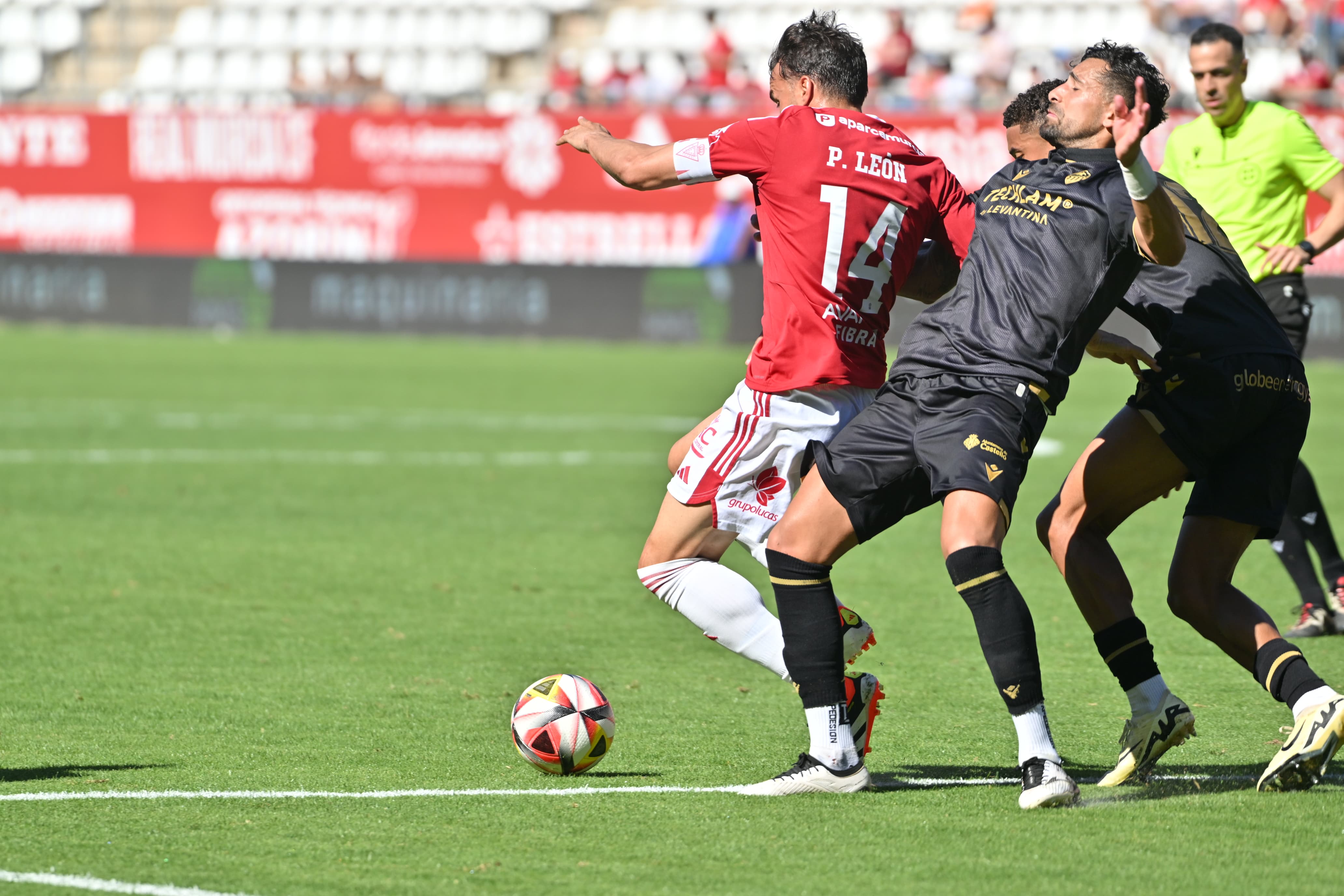 Pedro León defiende un balón ante el Castellón