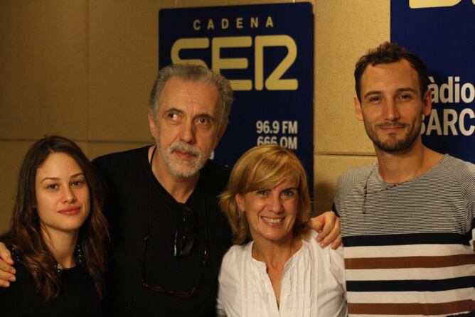 Fernando Trueba y Aida Folch, director y protagonista de 'El artista y la modelo', junto a Gemma Nierga tras su paso por 'Hoy por Hoy'