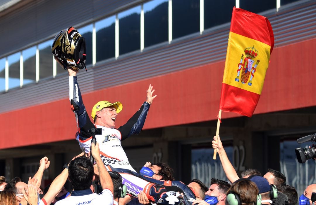 Albert Arenas celebra el título de Moto 3