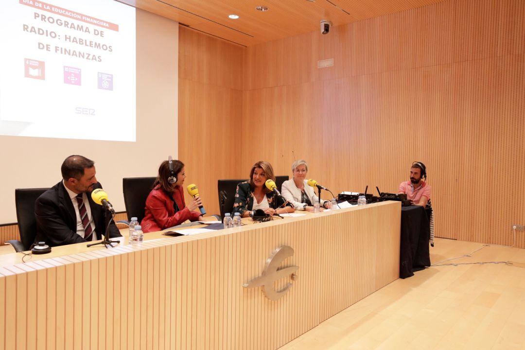 Emisión de La Ventana de Aragón desde el Patio de la Infanta de Ibercaja, en el Día de la Educación Financiera