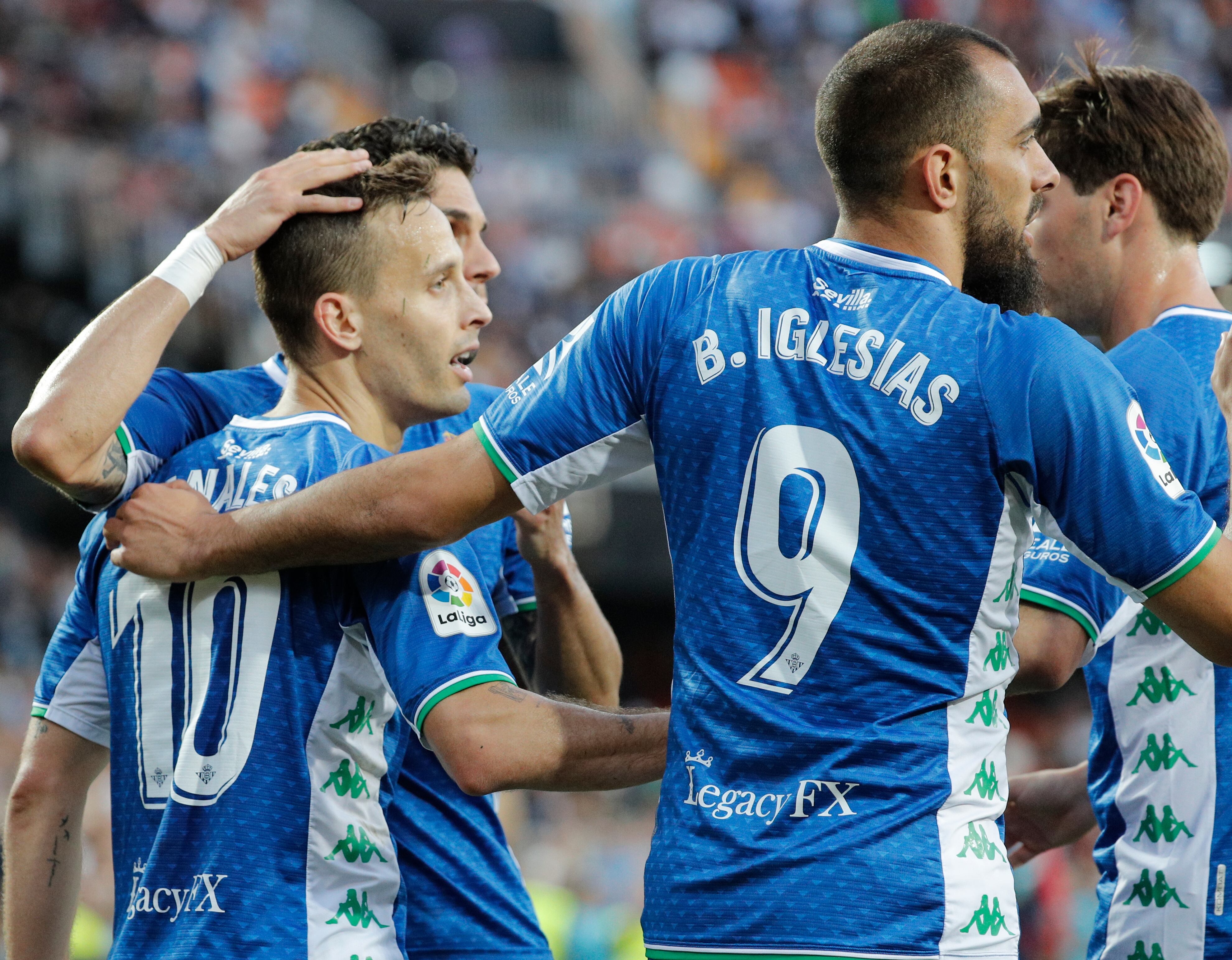 VALENCIA, 10/05/2022.- El centrocampista del Betis Sergio Canales (i) celebra con sus compañeros tras marcar el segundo gol ante el Valencia, durante el partido de Liga en Primera División disputado hoy martes en el estadio de Mestalla. EFE/ Manuel Bruque
