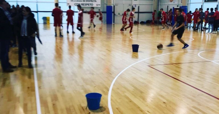 Cubos en las goteras del pabellón deportivo del Distrito Centro de Alcobendas