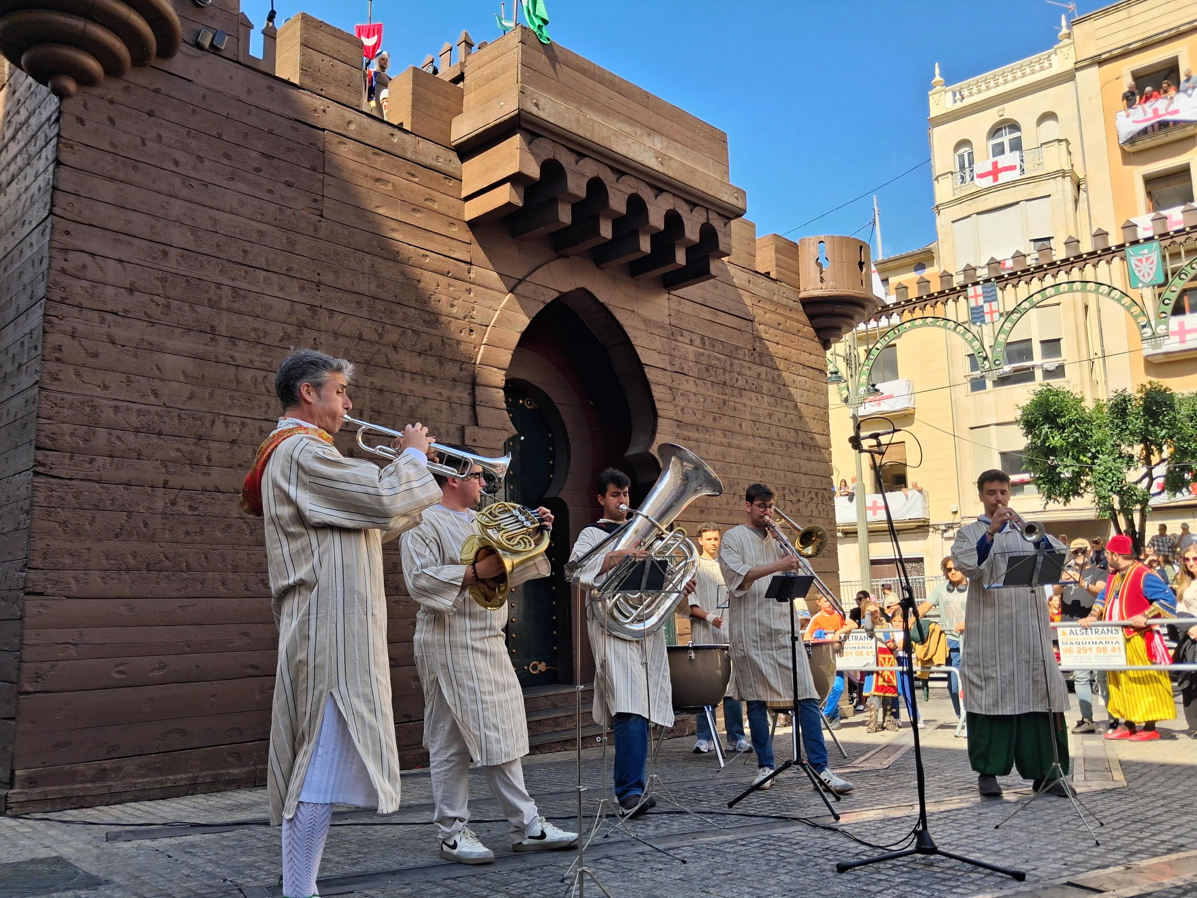 El quinteto de metal y percusión de la Orquestra Simfònica d'Alcoi interpretando la fanfarria 'Fortuna favorable' esta tarde antes de la Embajada cristiana.