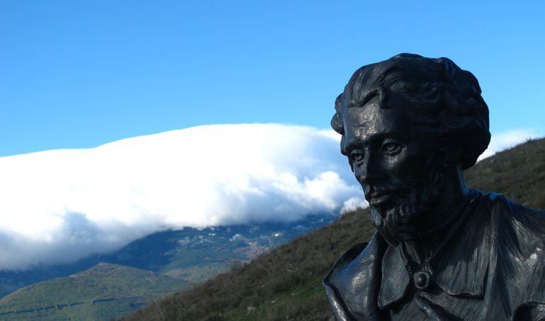 Detalle de la figura de Bécquer, antes del robo, con el Moncayo nublado