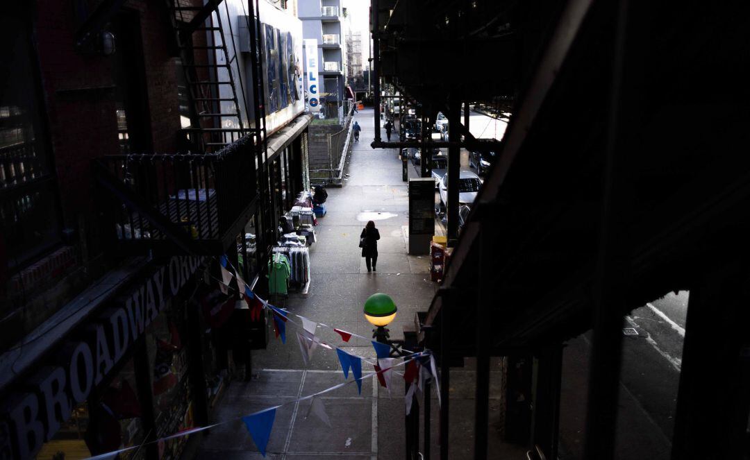 Una persona pasea por una calle de Brooklyn