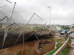 La valla perimetral que separa Melilla de Marruecos se ha visto afectada por las lluvias, ya que alrededor de 50 metros han quedado dañados en la zona próxima al aeropuerto y al puesto fronterizo de Barrio Chino.