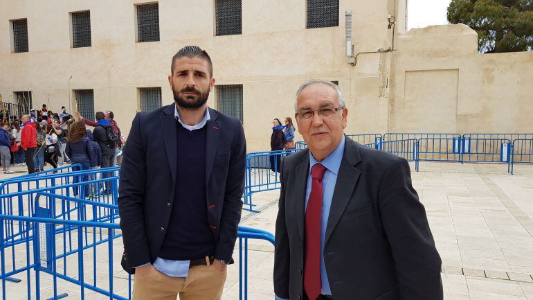 Quique Hermández y Javier Portilla en la puerta de la Santa Faz