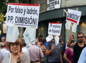 Unas cien personas se manifiestan en las puertas de la sede del PP contra la corrupción