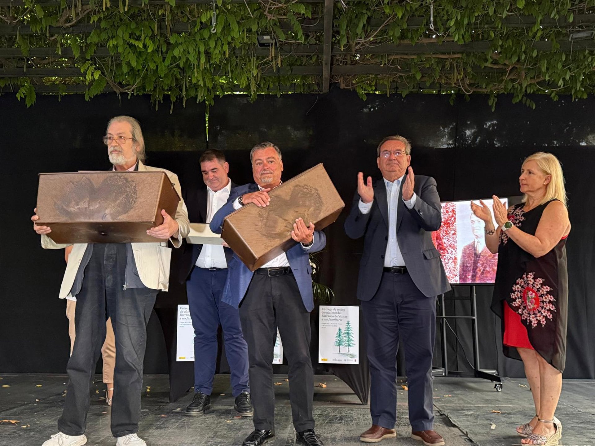Acto de entrega de los restos de dos víctimas exhumadas del Barranco de Víznar. SUBDELEGACIÓN DEL GOBIERNO EN GRANADA