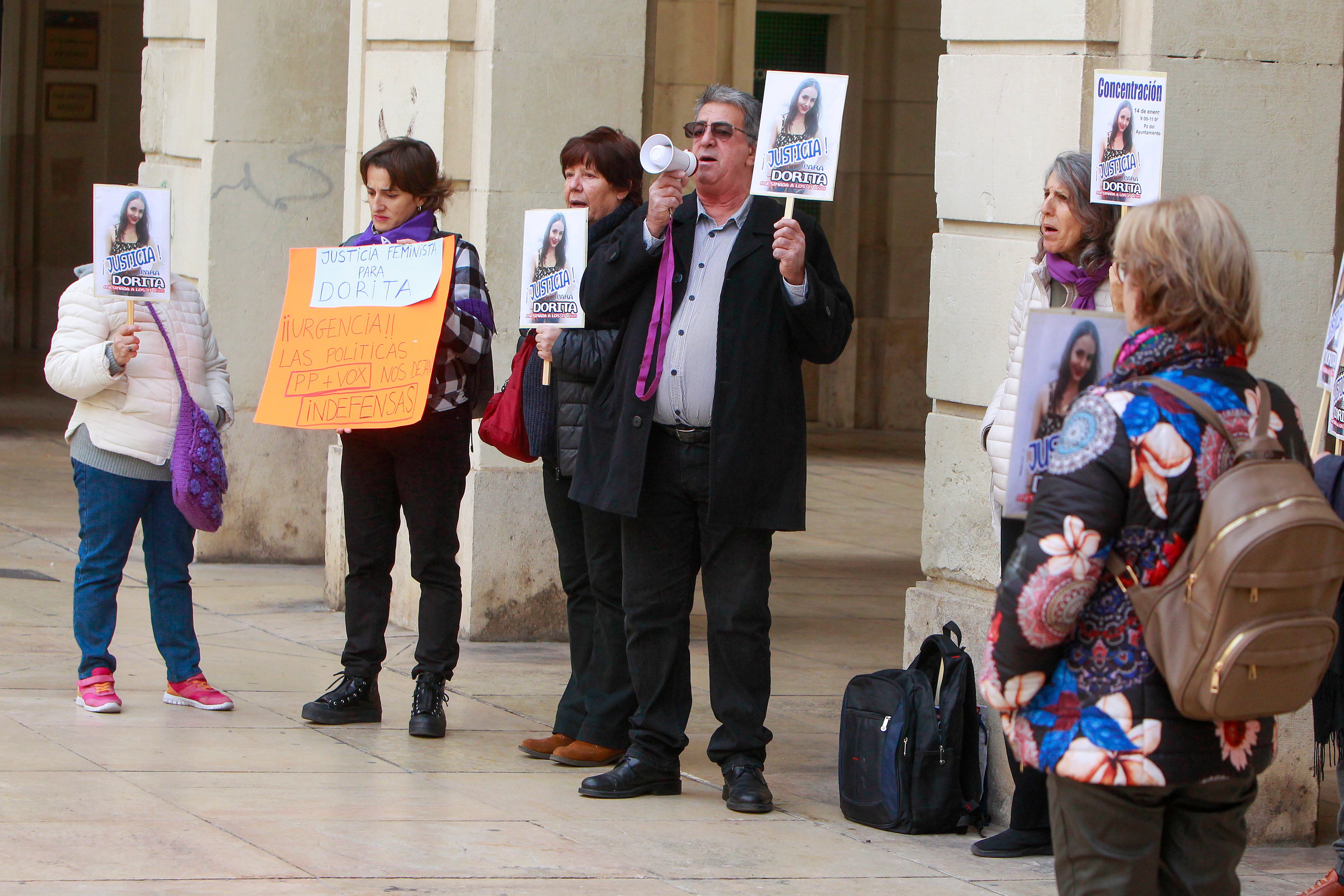GRAFCVA1549. ALICANTE, 14/01/2026.- Familiares y amigos de la mujer de 27 años supuestamente asesinada por su pareja sentimental asestándole 18 puñaladas en 2022 en Alcoy durante la concentración a las puertas de la Audiencia donde se celebra la primera jornada del juicio de esta causa con jurado popular. EFE/Morell