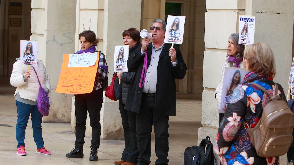 Los familiares de la mujer asesinada por su pareja sentimental en Alcoy se concentran a las puertas de la Audiencia Judicial
