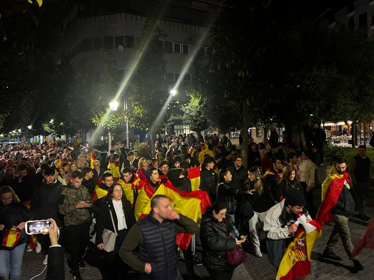 500 personas según VOX acudieron anoche a la manifestación contra una posible Ley de Amnistía en la sede del PSOE de Talavera