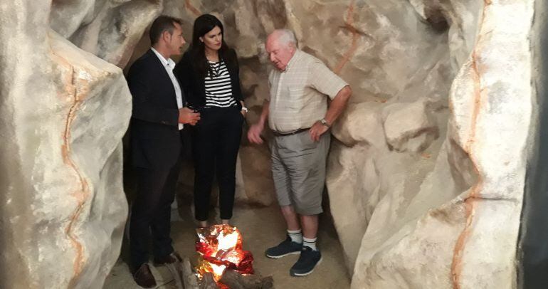 La consejera de Turismo y Cultura, Miriam Guardiola, junto al alcalde de Torre Pacheco, Antonio León, y al director de las excavaciones de la &#039;Sima de las Palomas&#039;, Michael J. Walker