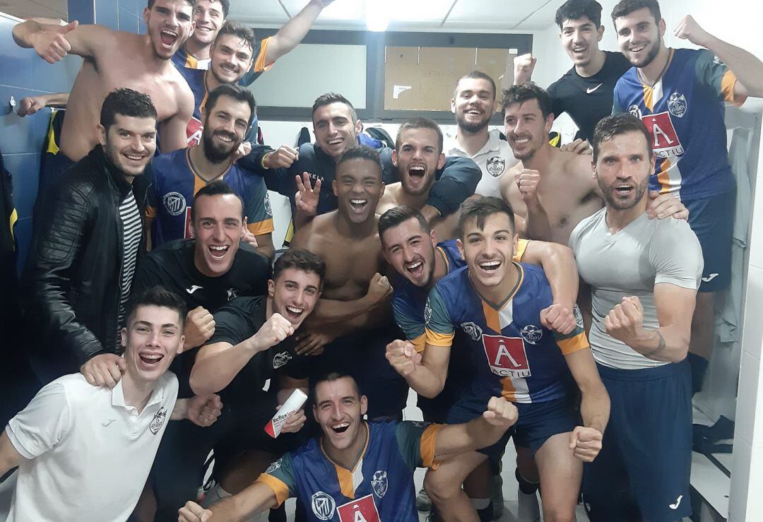 El vestuario eldense celebró la victoria lograda ante el equipo vecino