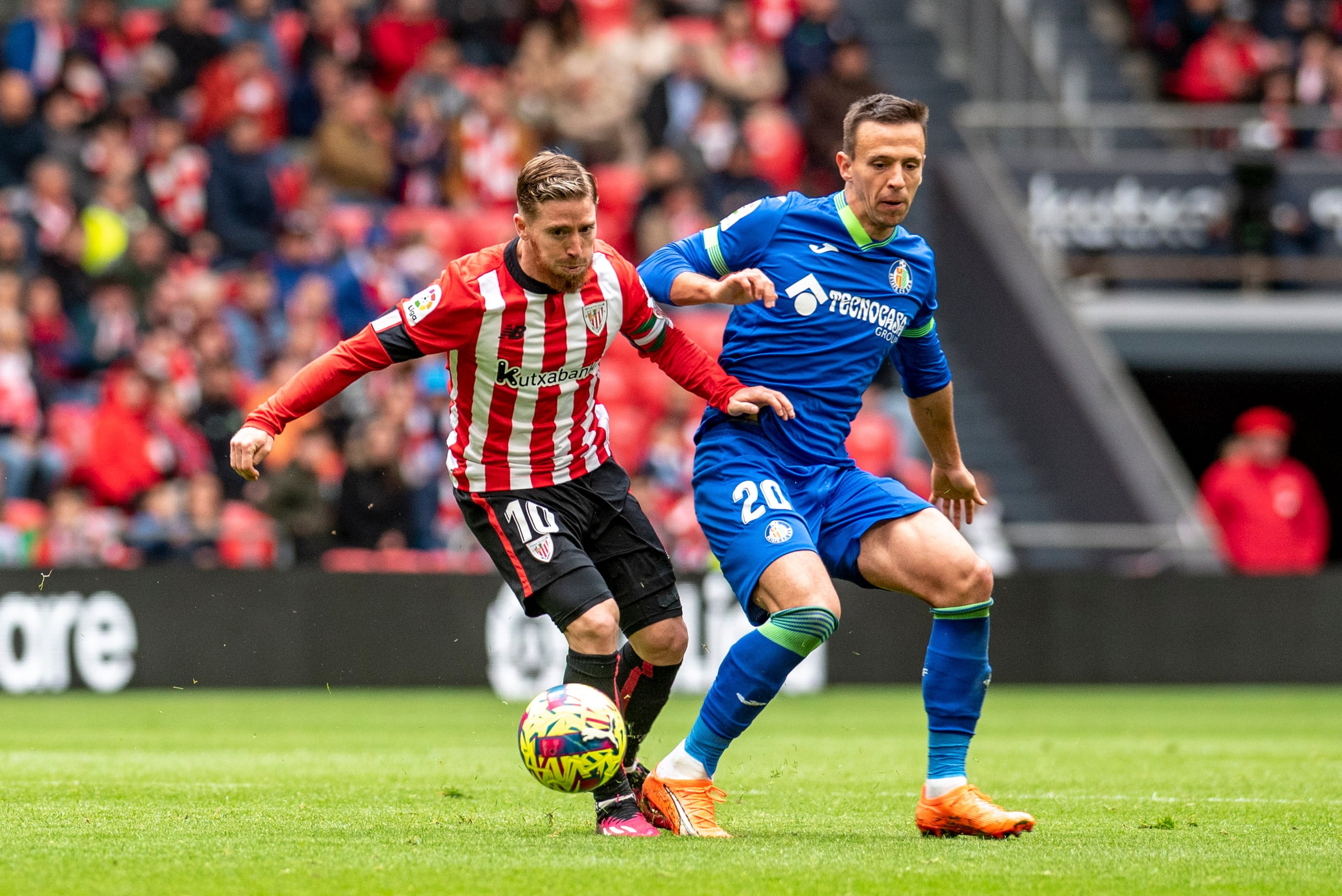 El centrocampista del Athletic Club de Bilbao Iker Muniain pelea un balón con el centrocampista serbio del Getafe CF Nemanja Maksimovic, durante el partido de Liga en Primera División que disputaron en San Mamés