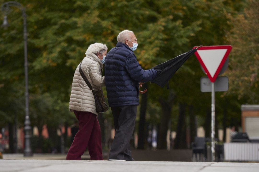 Dos personas mayores pasean por las calles de Pamplona.