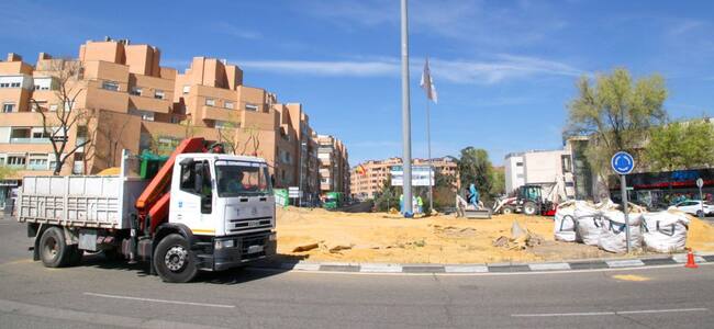 Operarios inician los trabajos en la glorieta Juan Antonio Samaranch de Alcobendas