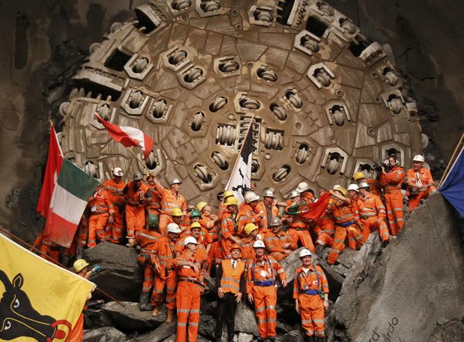 Los trabajadores celebran el fin de las perforaciones