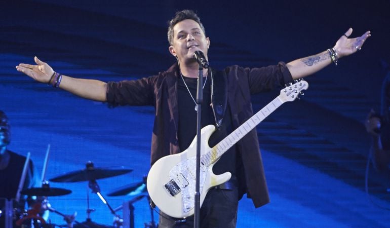 El cantante Alejandro Sanz durante su concierto en el Barclaycard Center (Madrid).