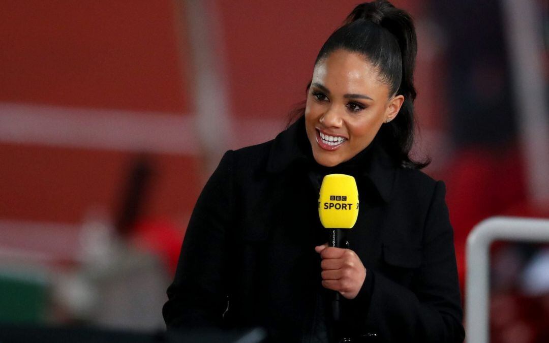 Alex Scott comentando un partido para la BBC Sport