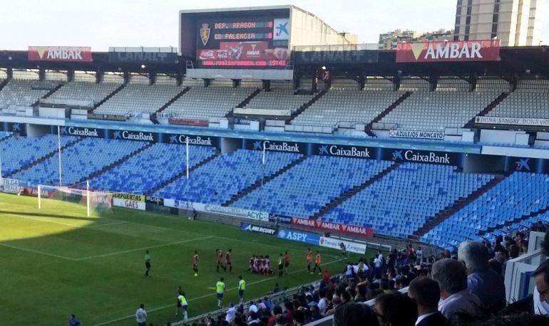 Imágen del CD Palencia nada más conseguir Diego Torres el gol del ascenso en La Romareda