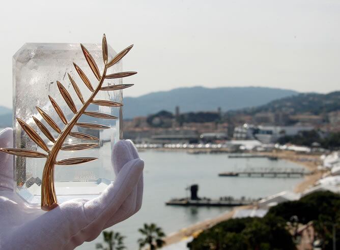 Una réplica de la Palma de Oro del festival sobre la bahía de Cannes