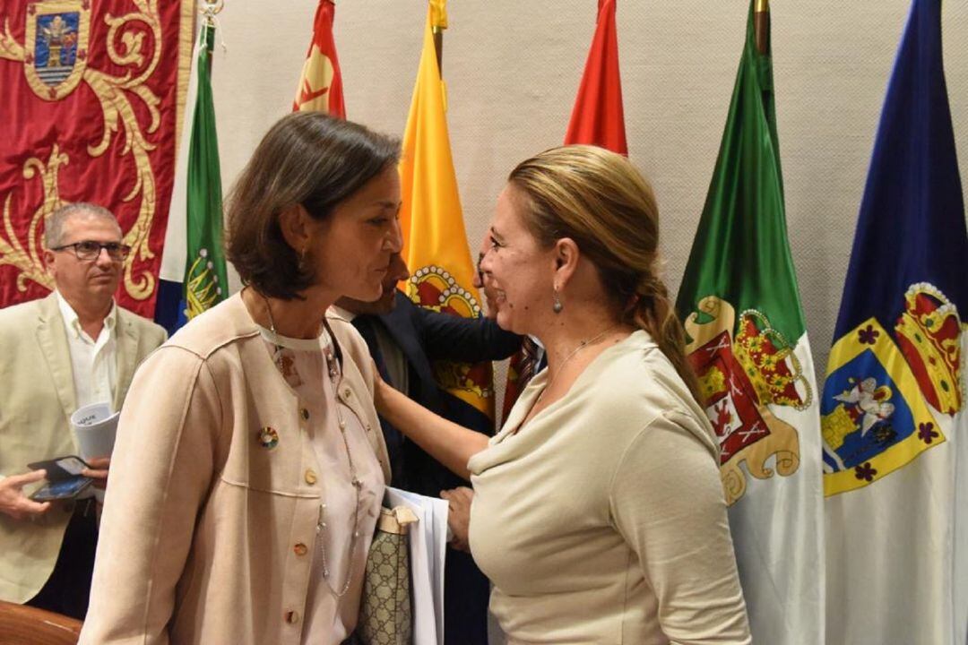 La ministra de Turismo, Reyes Maroto, con la presidenta del Cabildo de Lanzarote, María Dolores Corujo.