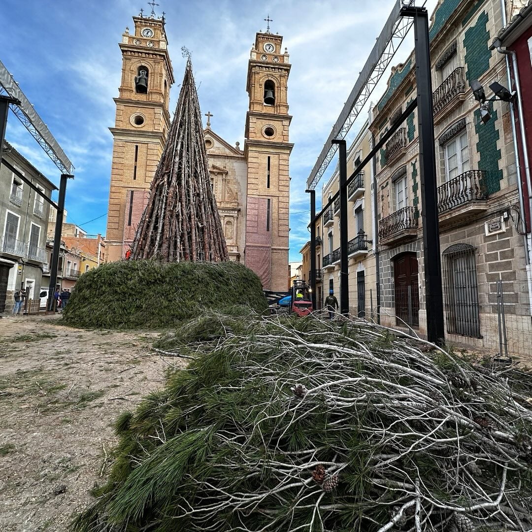 Montaje de la foguera de Canals (Foto: Ayuntamiento de Canals RRSS)