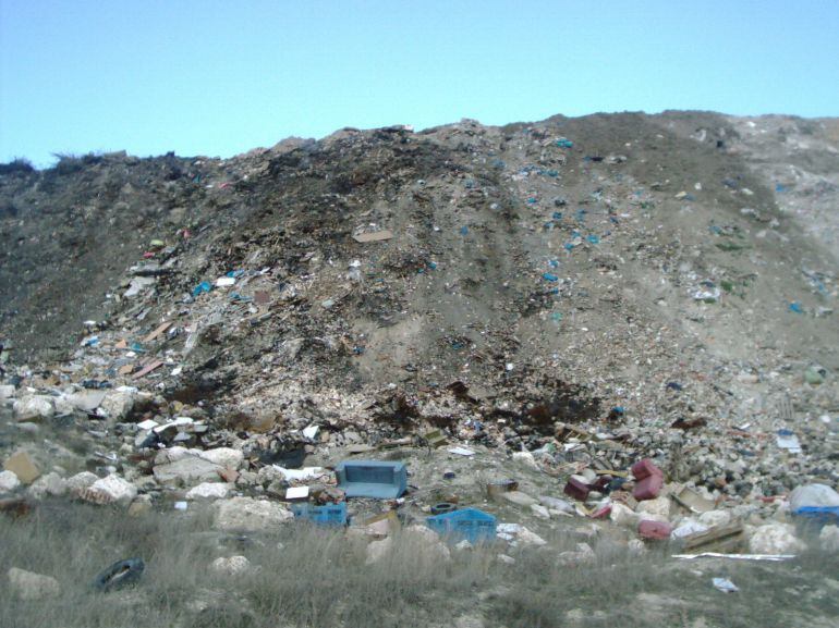 Escombrera de Cuéllar situada en el paraje de Las Lomas