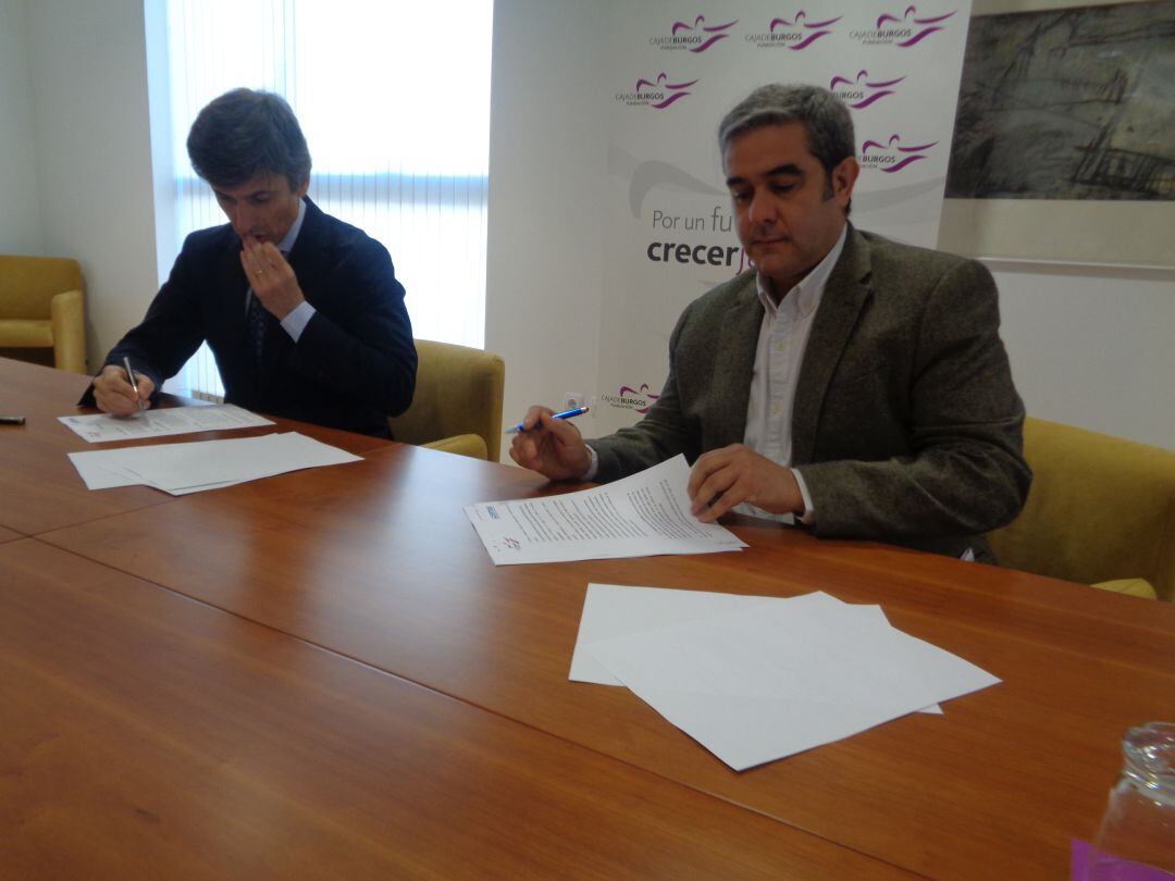 Roberto Rojo (en primer términto) y Javier Cuasante materializan la firma de este convenio