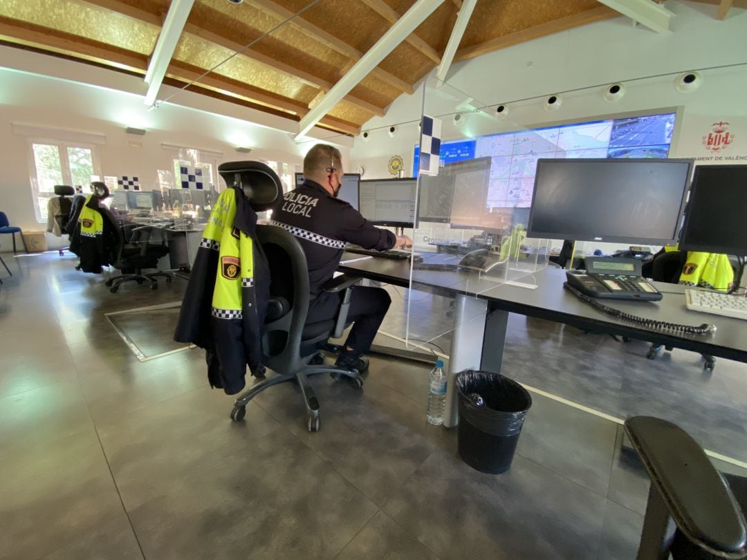 Agentes de la Policía Local de València atendiendo las llamadas de la ciudadanía al 092.
