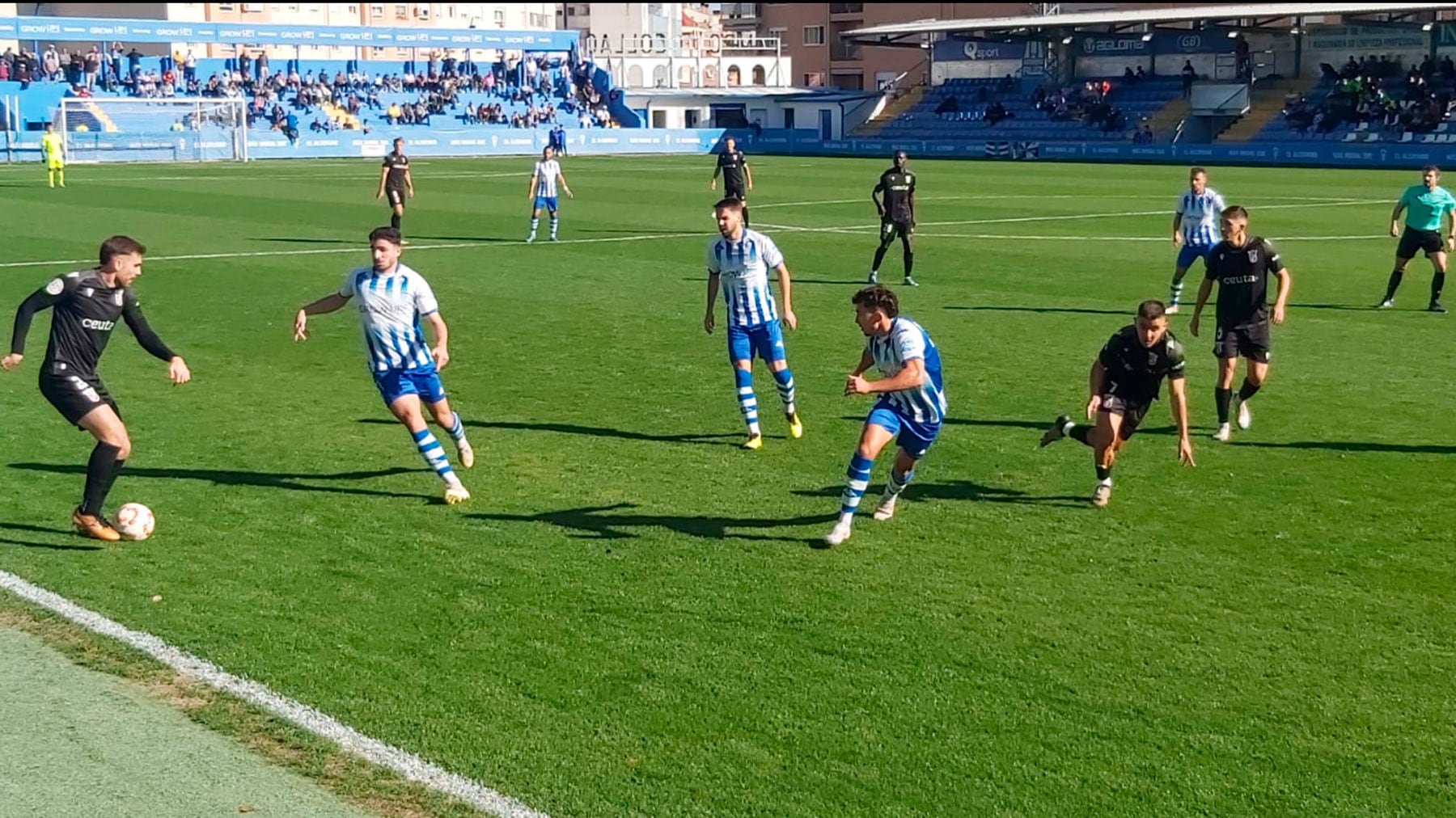 Un instante del partido entre el Alcoyano y el Ceuta en el campo del Collao