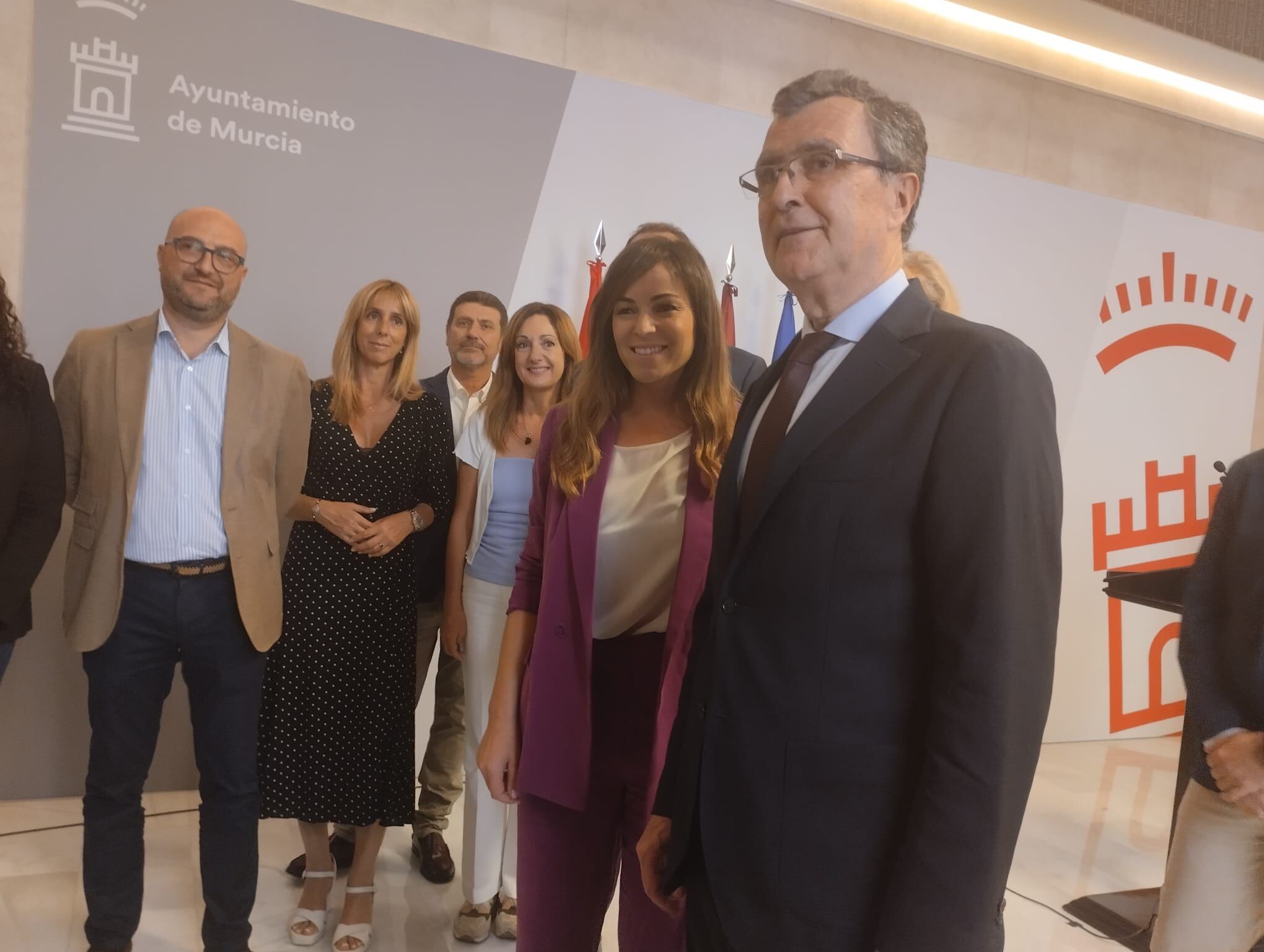 Rebeca Pérez y José Ballesta junto a otros miembros del equipo de Gobierno del Ayuntamiento de Murcia