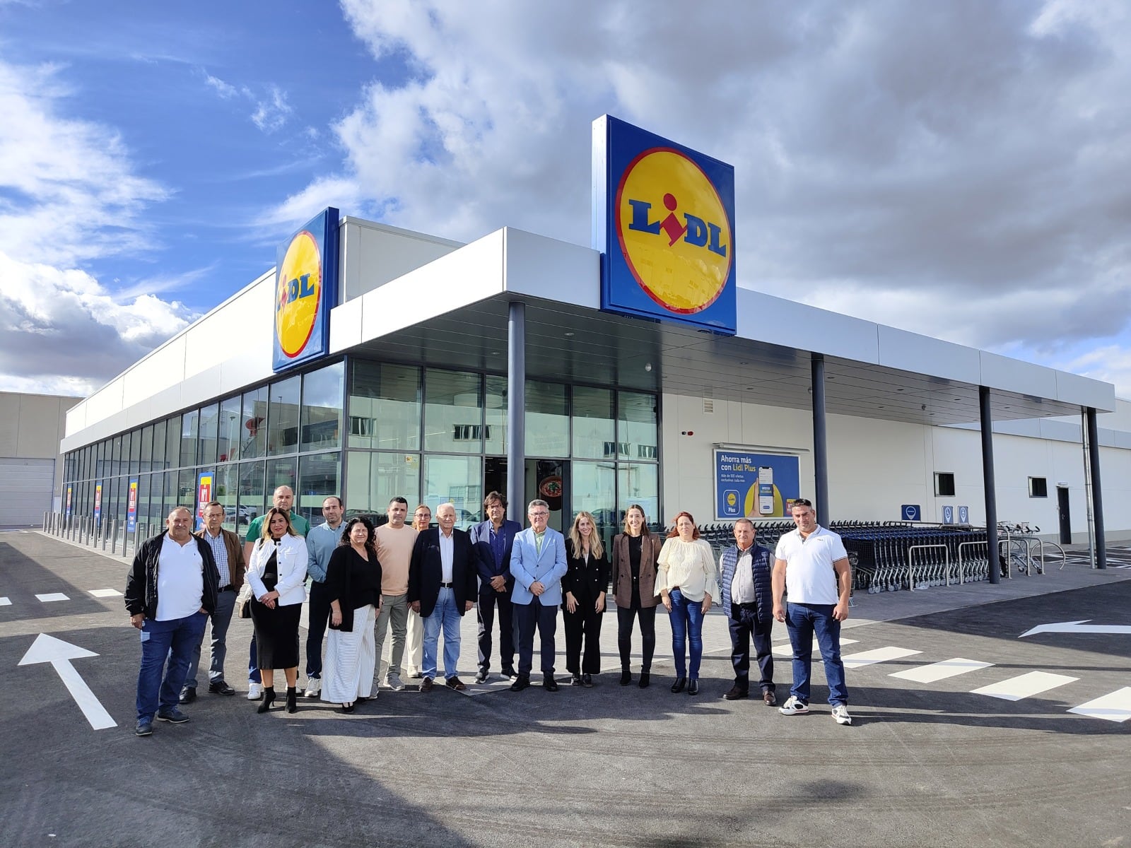 El alcalde de Chauchina (Granada), Jesús Fernández; y Marta Ramírez, directora regional de Lidl en Andalucía (zona Granada, Almería, Córdoba y Jaén), en el exterior de la tienda de Chauchina, entre otros