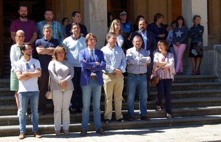 Minuto de silencio con los representantes de los distintos organismos de la capital.