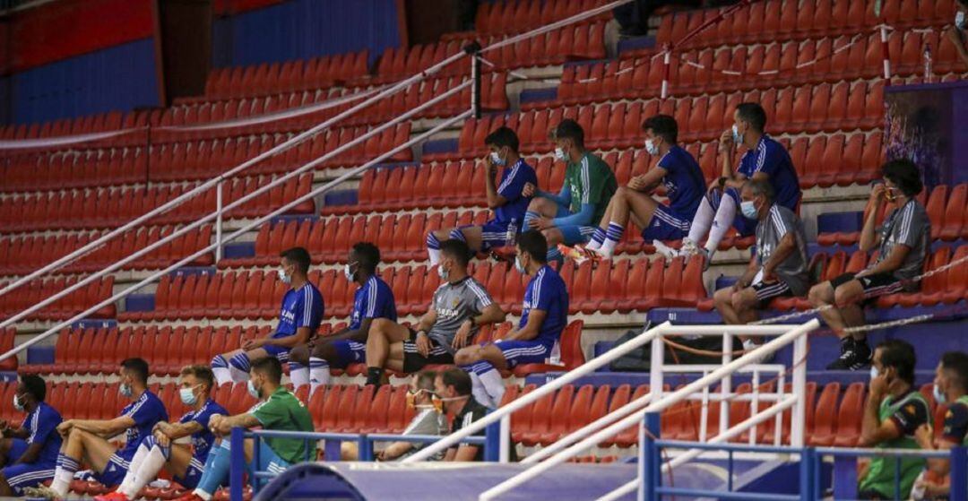 Los suplentes del Real Zaragoza, el lunes en el campo del Extremadura.