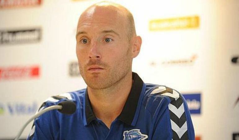 Gaizka Toquero en una comparecencia ante los medios en Mendizorroza.