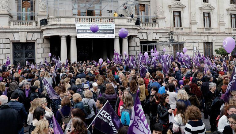 Cientos de mujeres durante la manifestación convocada por colectivos feministas ante el Ayuntamiento de València. EFE Juan Carlos Cárdenas