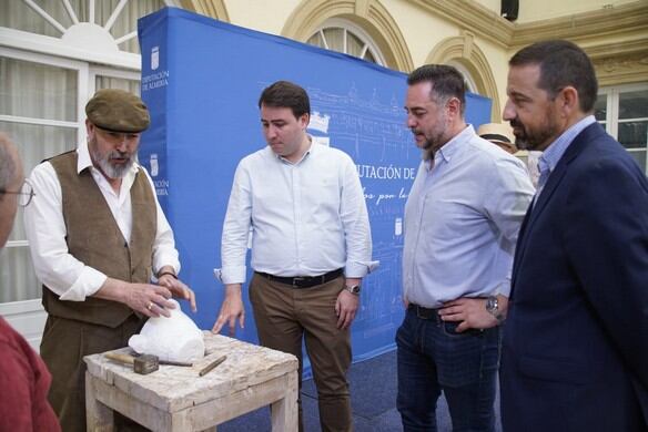 El Patio de Luces ha acogido la presentación de esta V edición en la que se concentran personas venidas de diferentes puntos de Andalucía y en la que participan más de 300 vecinos durante los días 5,6 y 7 de mayo.