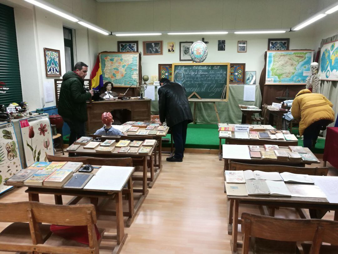 La biblioteca del centro acoge la exposición con los materiales utilizados en los colegios a lo largo de casi un siglo