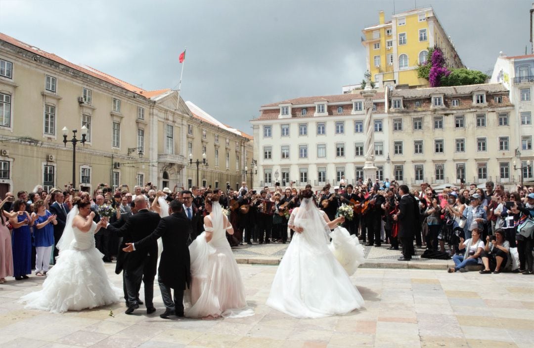 Una tuna toca para algunos de los novios de Santo Antonio a la salida del Ayuntamiento de Lisboa. 